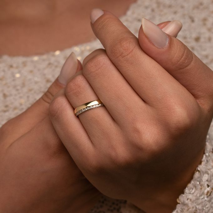 Aliança de Noivado Casamento Revestida em Ouro 4mm Pedras Elizabeth - Par 