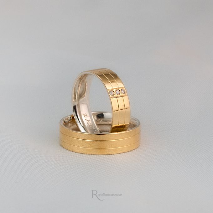 Aliança de Noivado Casamento Revestida em Ouro 6mm Friso Pedras Guardian - Par