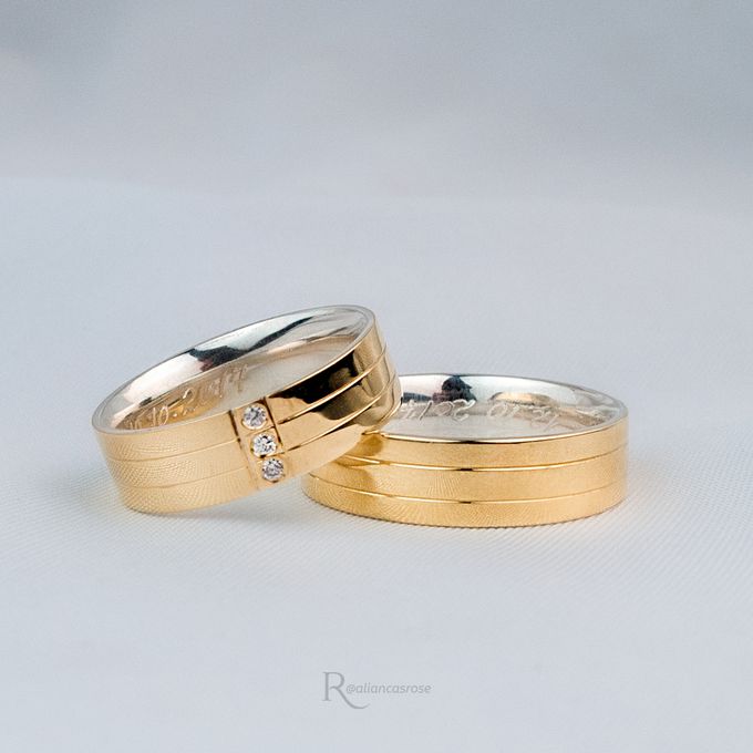 Aliança de Noivado Casamento Revestida em Ouro 6mm Friso Pedras Guardian - Par