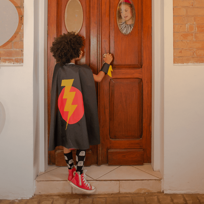 Capa Infantil Super-Heroi Raio Preto e Laranja