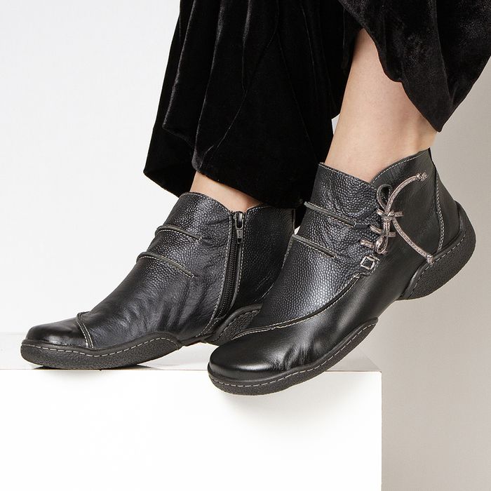 Bota Feminina Vitore em Couro Preto J.Gean 