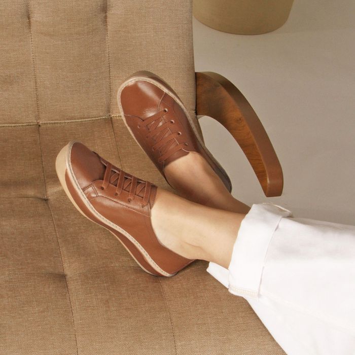 Sapatilha Tênis feminino em couro cor Conhhaque J.Gean Wave