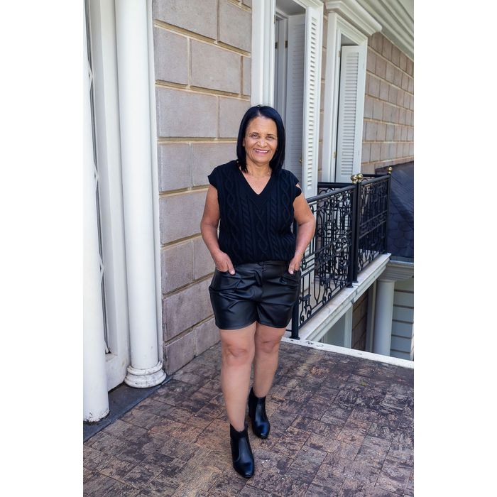 Short Couro Fake Preto com Cintura Alta e Detalhes... - LUCIOLA MAGNO