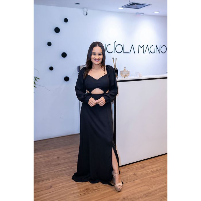 Vestido Longo Kênia em Crepe Seda Preto | Elegânci... - LUCIOLA MAGNO