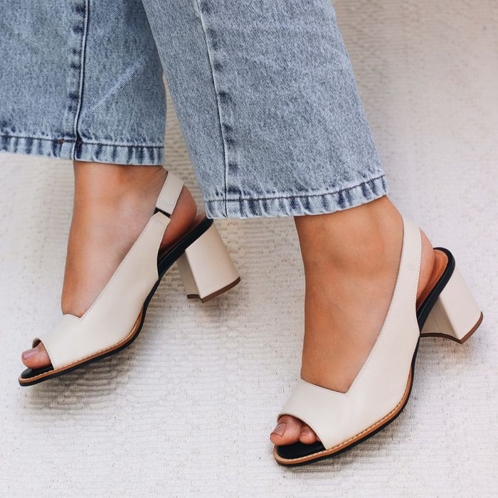 Sandália Peep Toe - ELEGÂNCIA - Off White e Preto ... - Bubblê
