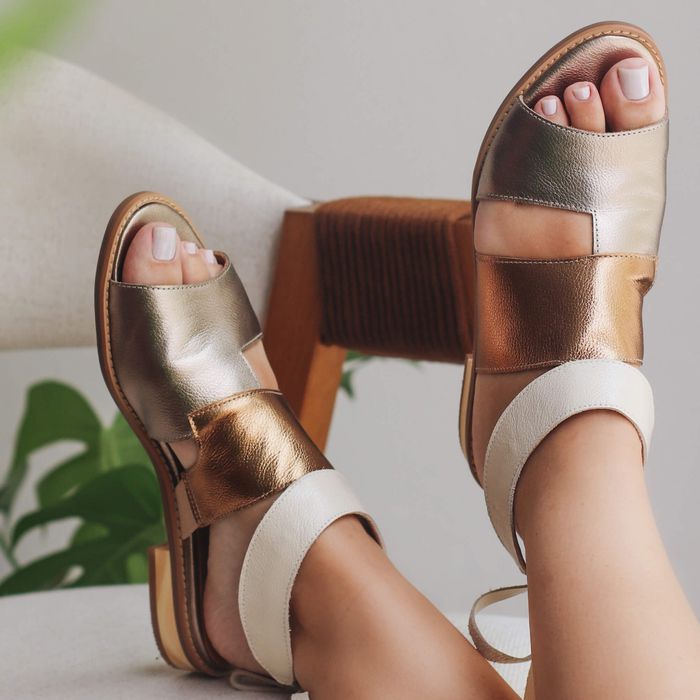 Sandália Rasteira - AURORA - Champagne, Bronze E O... - Bubblê