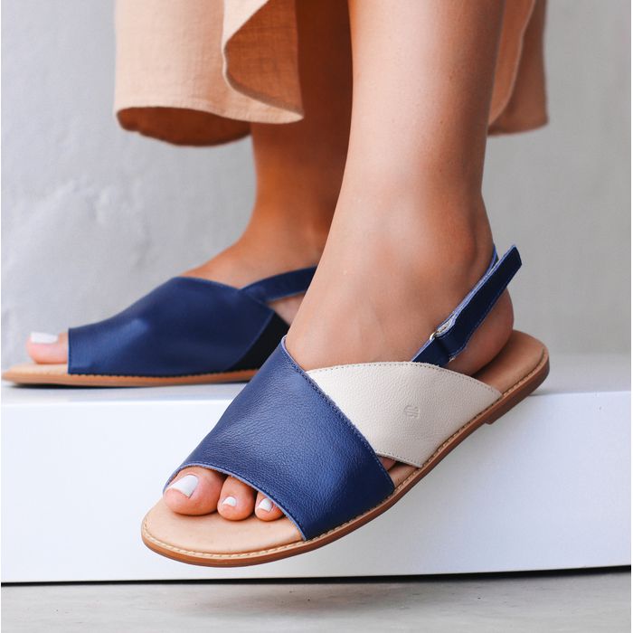 Sandália Rasteira - FLUIR - Azul Anil e Off White ... - Bubblê