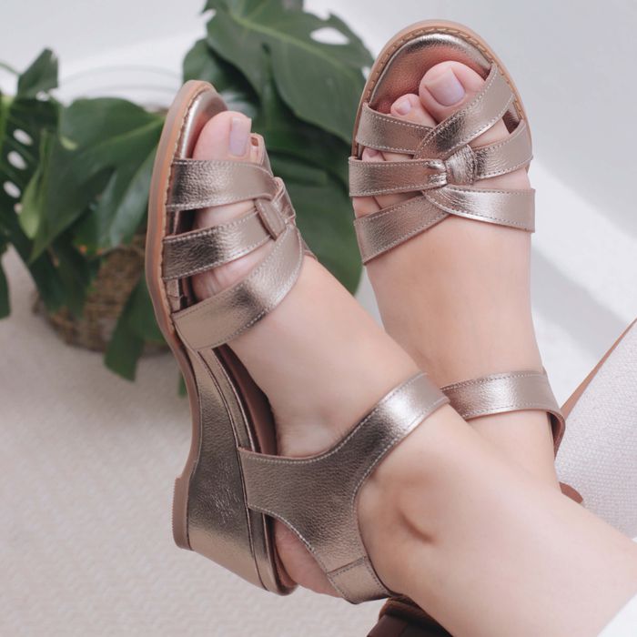 Sandália Anabela Couro Legítimo Champagne - MANDAL... - Bubblê