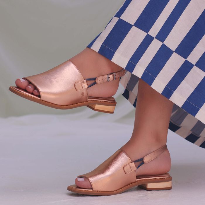 Sandália Rasteira - VIBRAR - Metalizado Rose - 842... - Bubblê