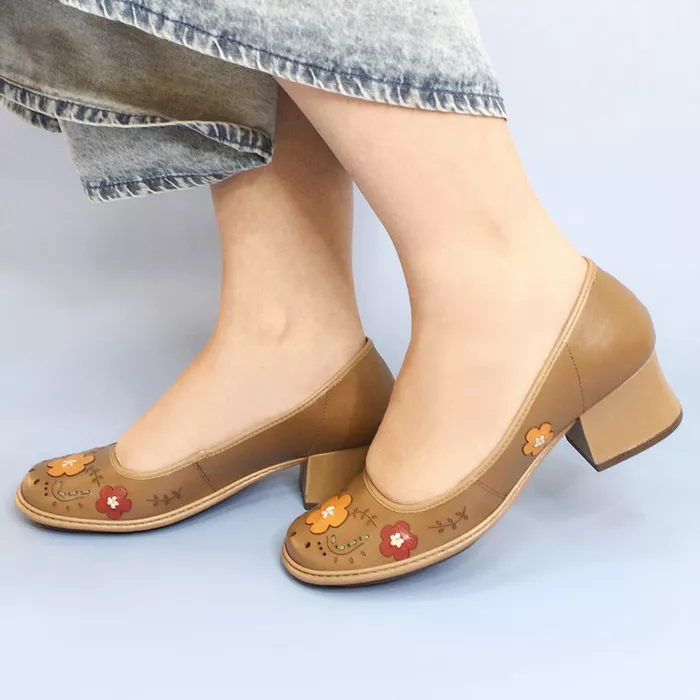 Sapato Flores Retrô com Salto Grosso Em Couro Cor Sued Exclusivo J.gean cod. FE0011