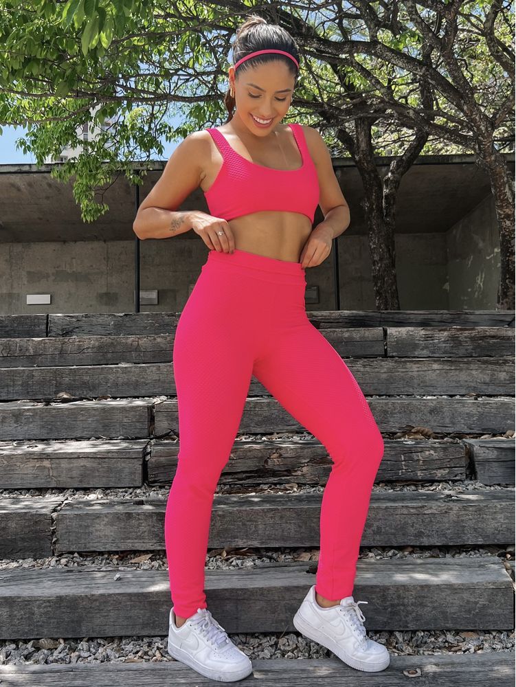 conjunto feminino fitness top cruzado e legging texturizado na cor rosa neon