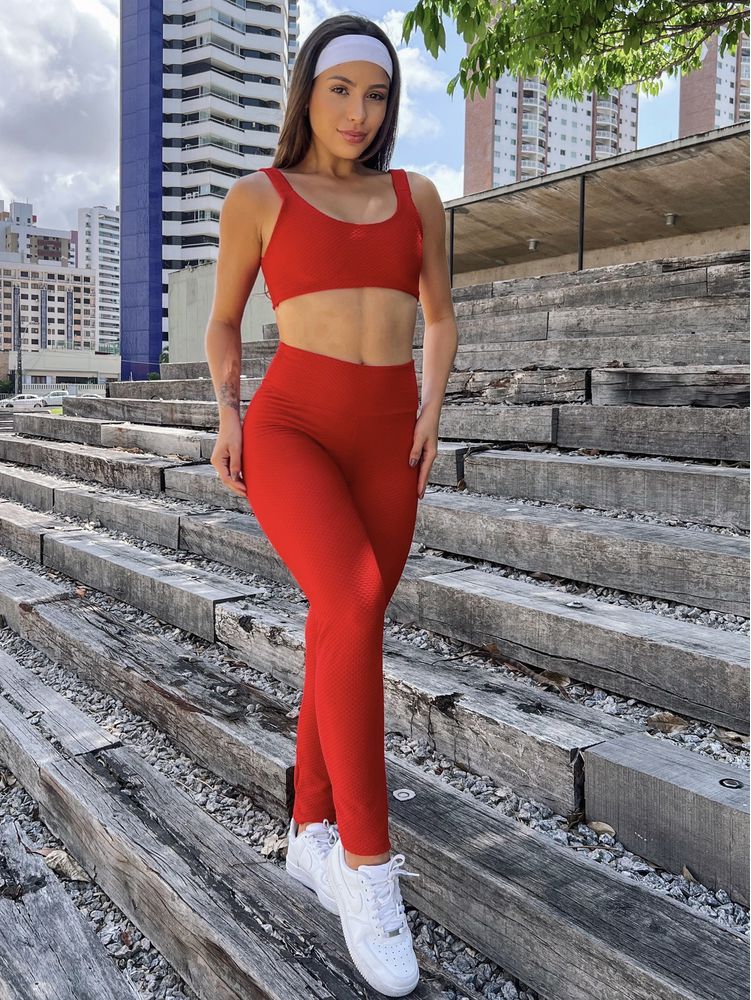 conjunto feminino fitness top cruzado e legging texturizado na cor vermelho