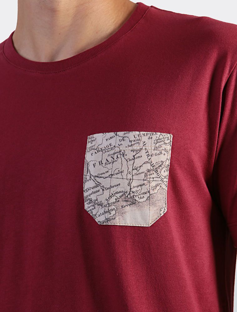 Camiseta Bordô Com Bolso Mapa