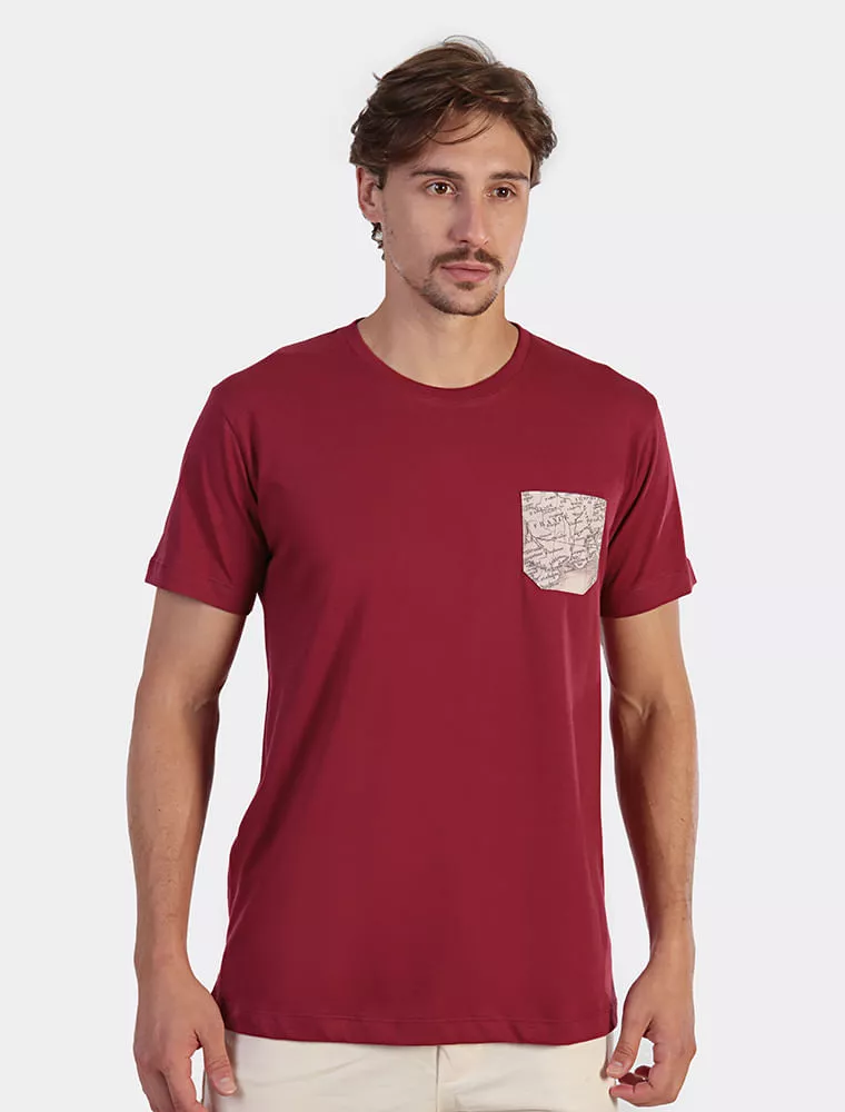 Camiseta Bordô Com Bolso Mapa