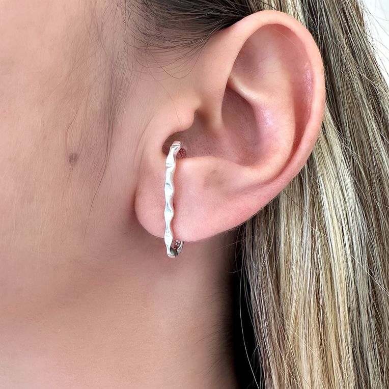 Brinco Ear Hook Ondulado em Prata 925
