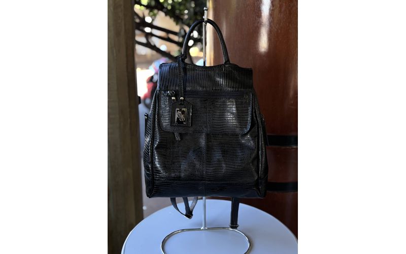 Mochila em Couro Legítimo Preto Antifurto de Mão e Ombro
