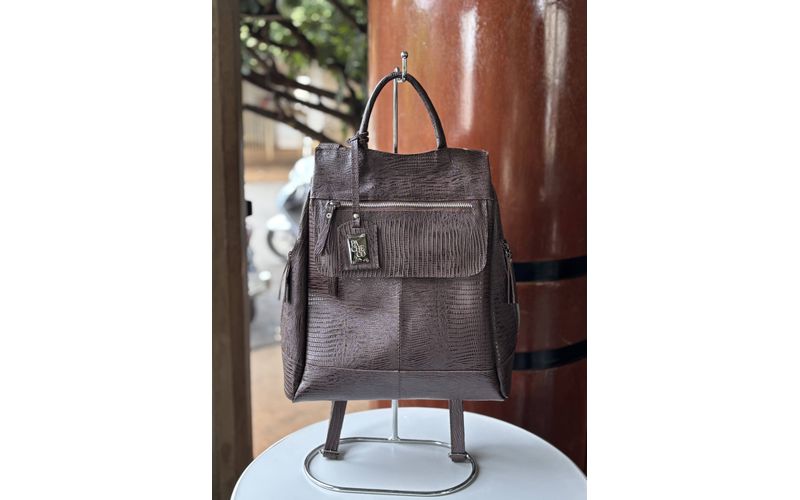 Mochila em Couro Legítimo Lezard Café Antifurto de Mão e Ombro