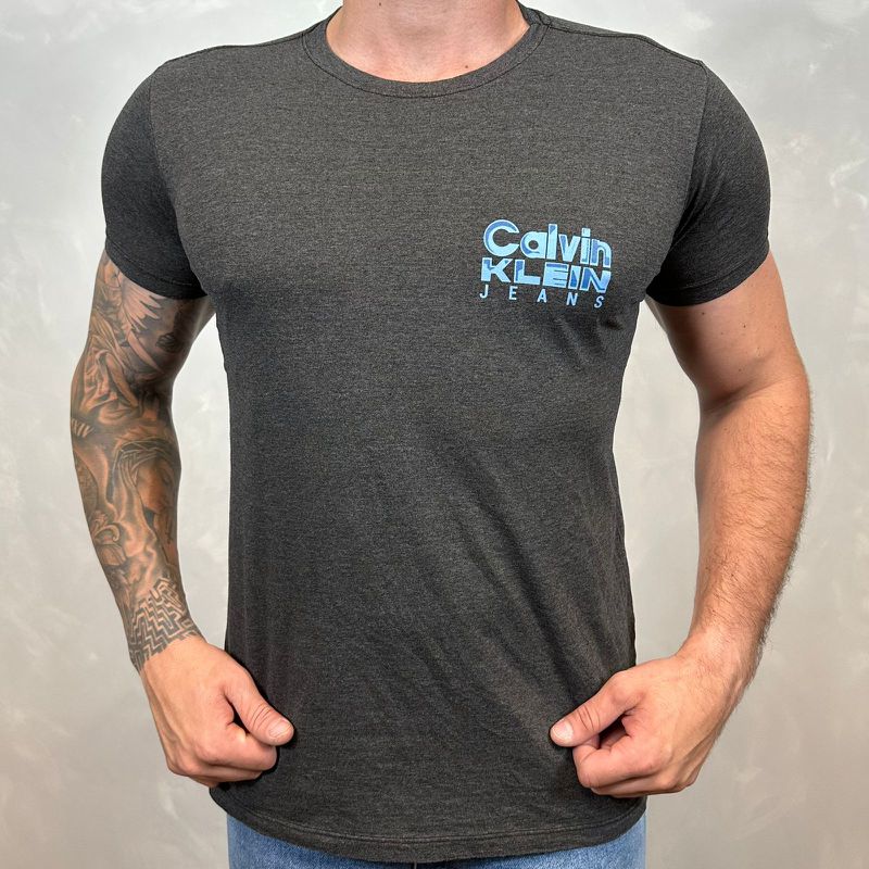 Camiseta CK Cinza Escuro.⭐ - 2612 - PORTAL DROP - ATACADO
