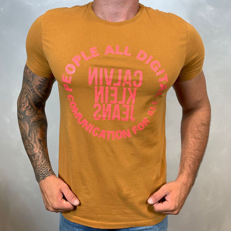 Camiseta CK Mostarda DFC⭐ - 3266 - PORTAL DROP - ATACADO