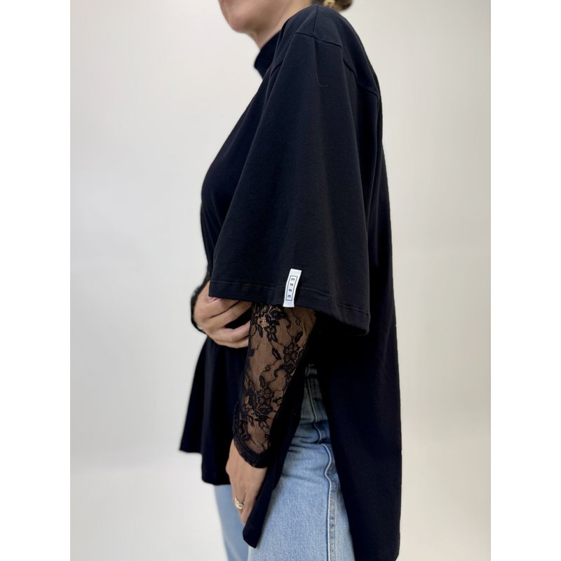 CAMISETA CAMILA GOLA ALTA COM ABERTURA PRETA 