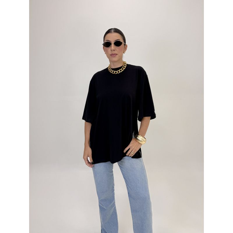 CAMISETA OVER CAMILA COM ABERTURA PRETA 