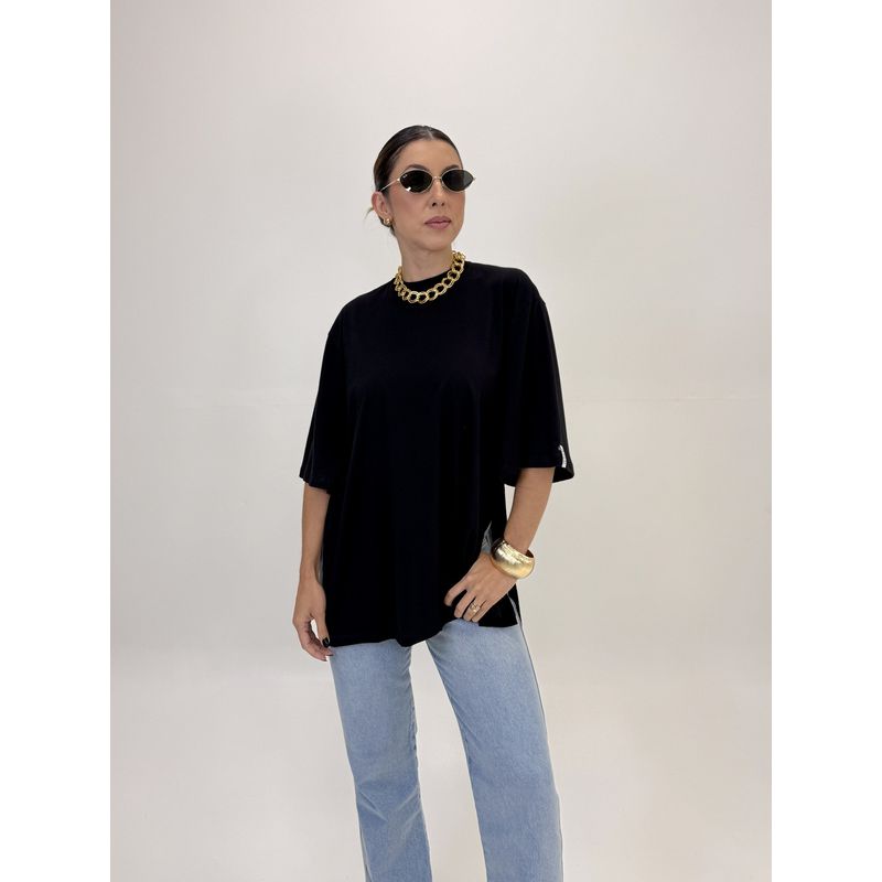 CAMISETA OVER CAMILA COM ABERTURA PRETA 