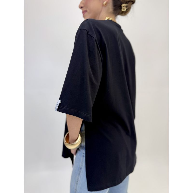 CAMISETA OVER CAMILA COM ABERTURA PRETA 