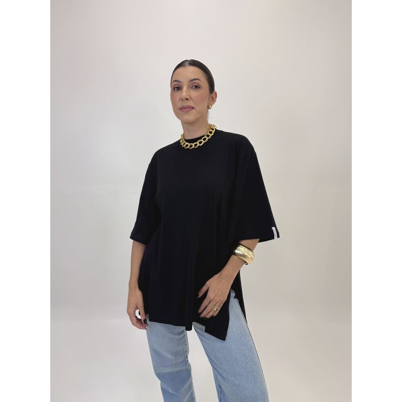 CAMISETA OVER CAMILA COM ABERTURA PRETA 