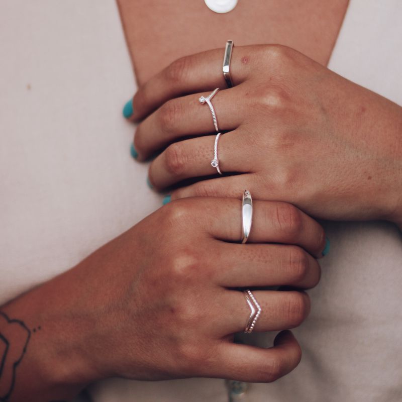 Anel Curva Trabalhado- banho prata