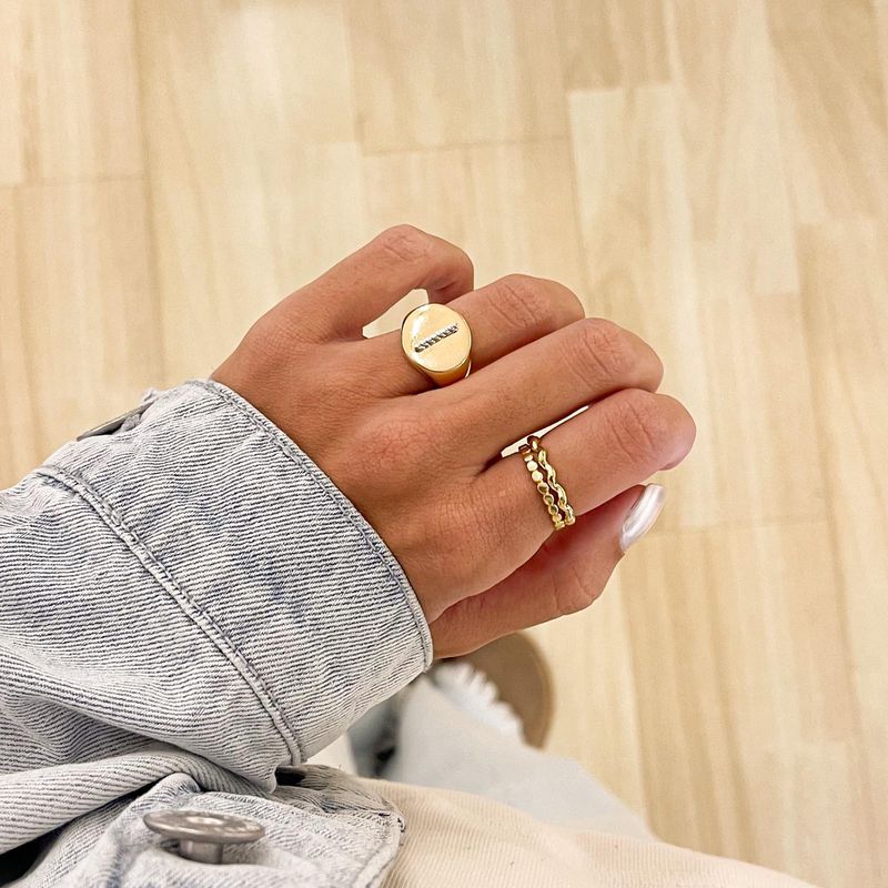 Anel Dedinho Ajustável Letra- banho ouro 18k 