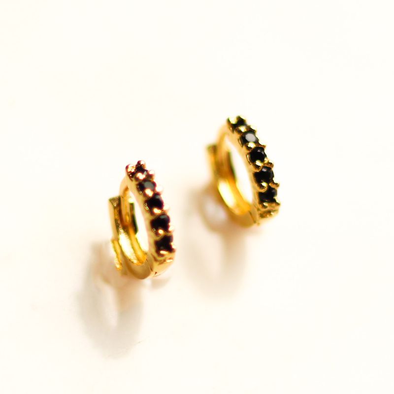 Argola Cravejada Preta- banho ouro 18k