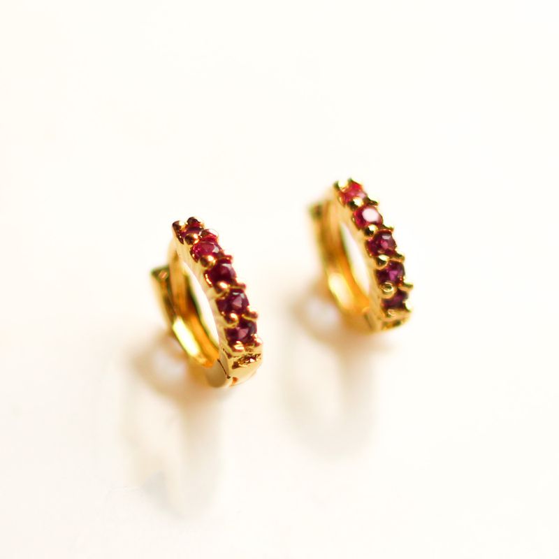 Argola Cravejada Pink- banho ouro 18k