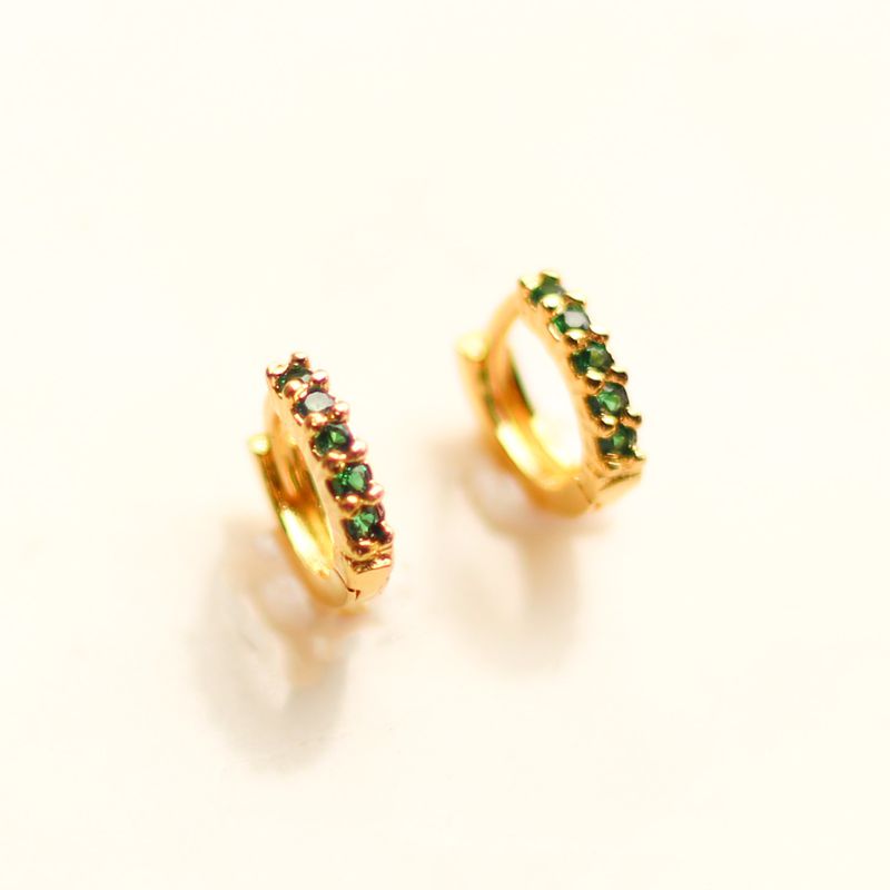 Argola Cravejada Esmeralda- banho ouro 18k