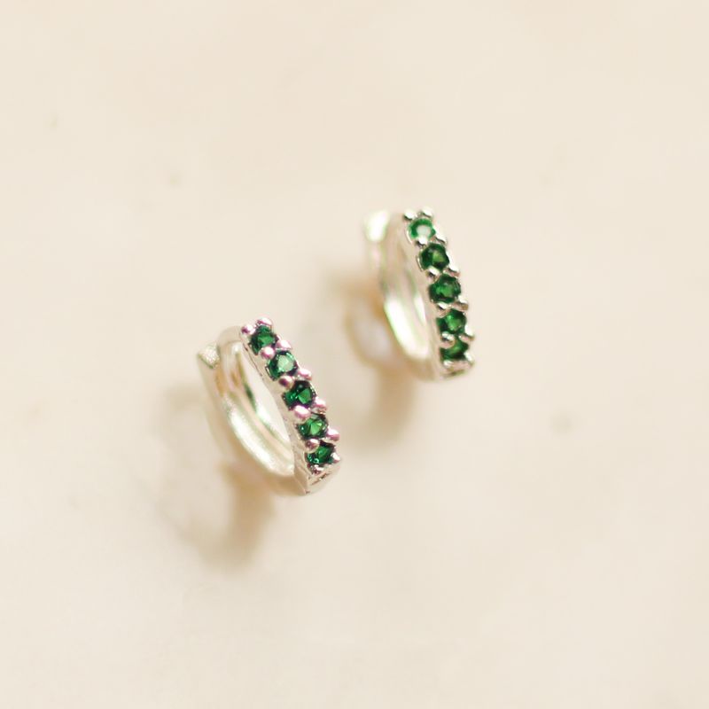 Argola Cravejada Esmeralda- banho prata