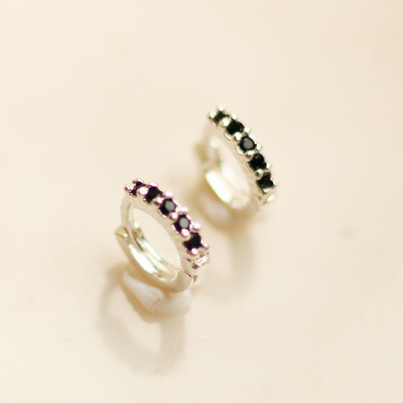 Argola Cravejada Preta- banho prata