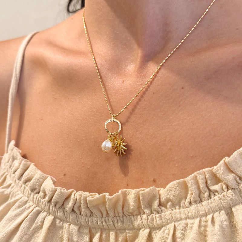 Charm Sol- banho ouro 18k