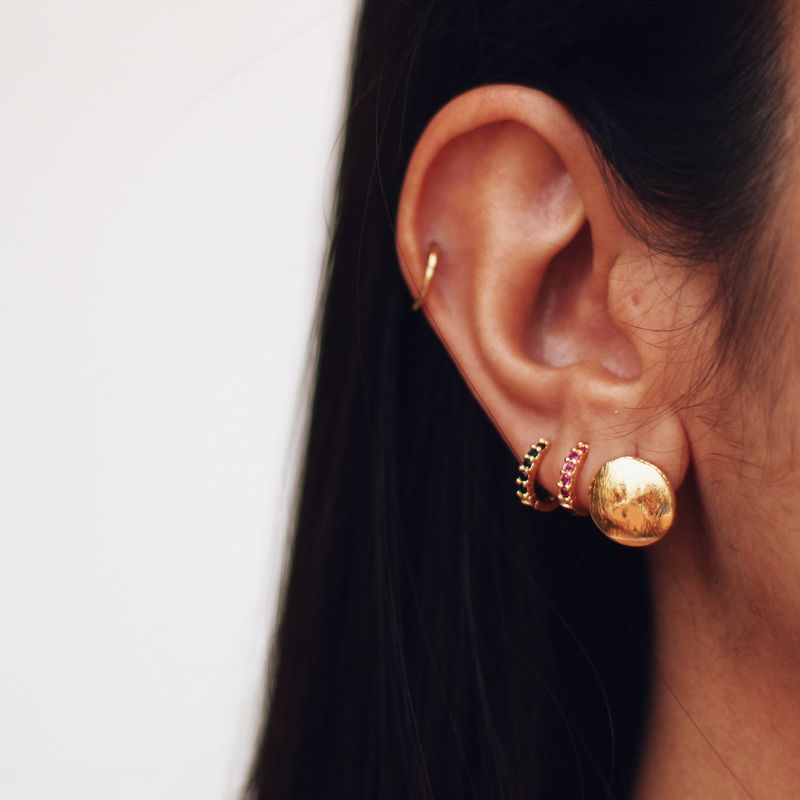 Argola Cravejada Pink- banho ouro 18k