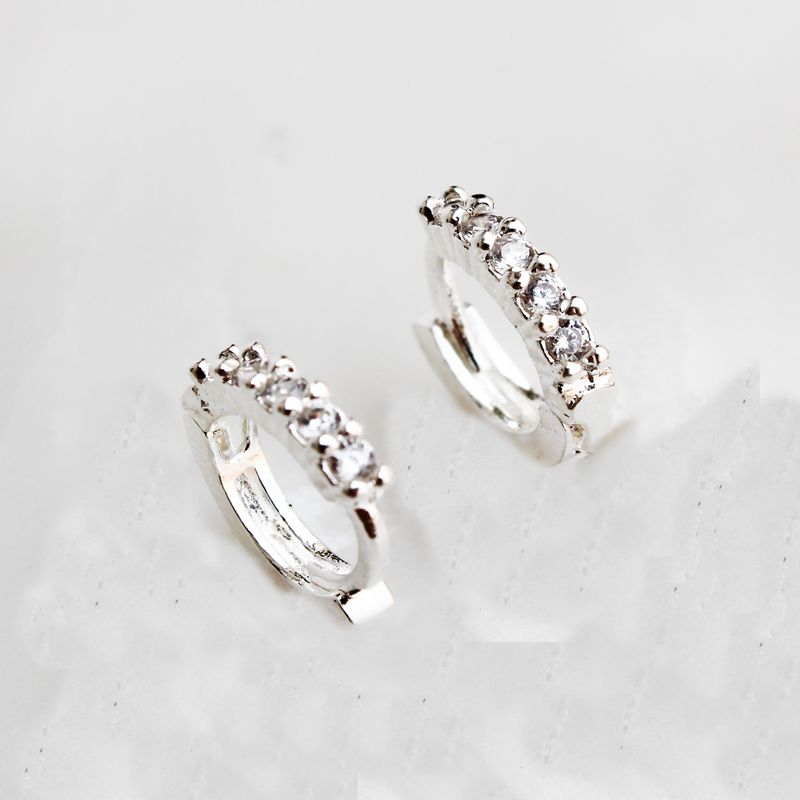 Argola Cravejada Cristal- banho prata 