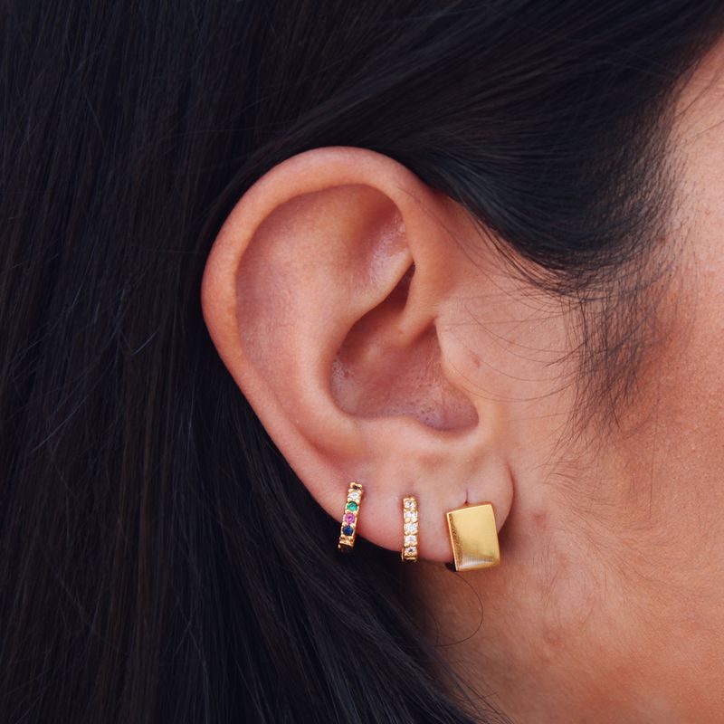 Argola Cravejada Colorida -banho ouro 18k