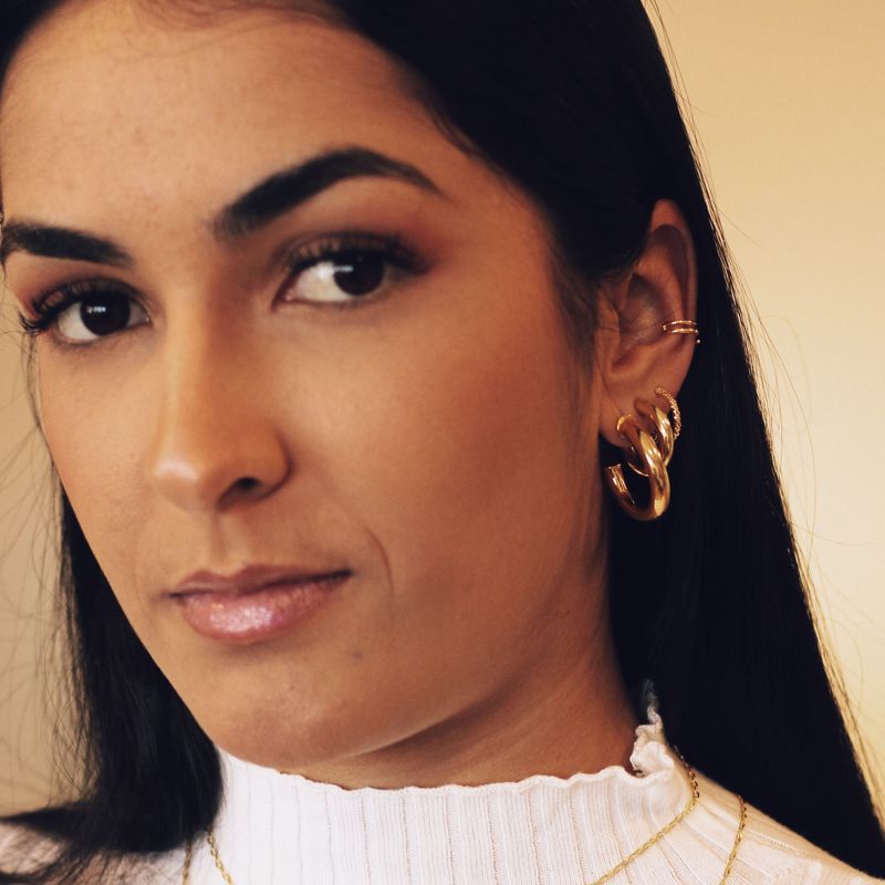 Brinco Argola Torcida M- banho de ouro 18k