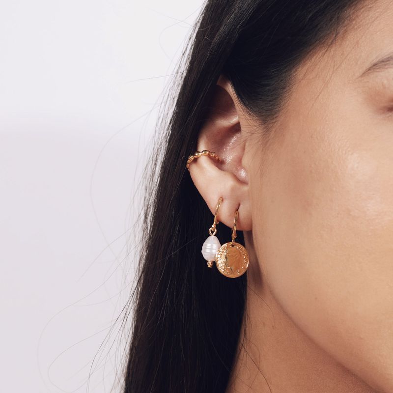 Argolinha Moeda M- banho ouro 18k