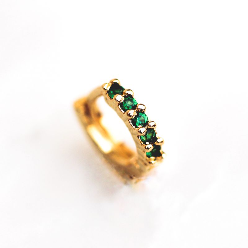 Piercing cravejado Esmeralda- banho ouro 18k