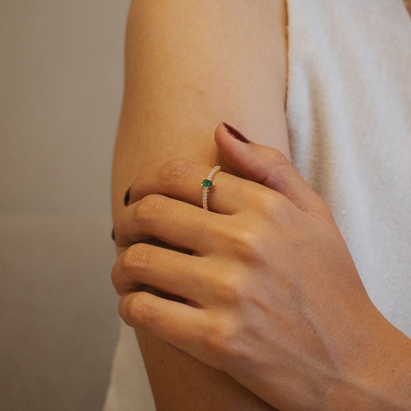 Anel Esmeralda Cravejado- banho ouro 18k