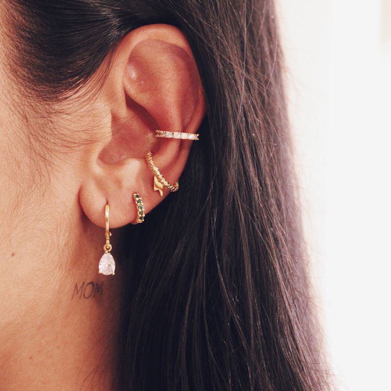 Argola Cravejada Esmeralda- banho ouro 18k