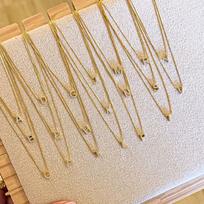 Colar Inicial Cravejada- banho ouro 18k