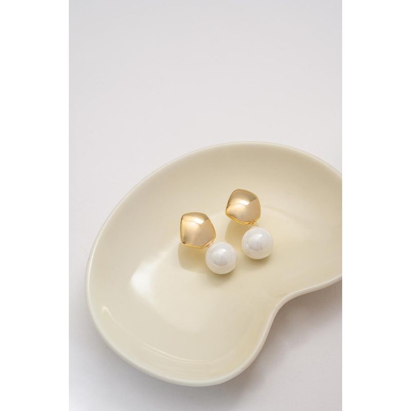 Brinco Organic de Pérola Shell com Banho em Ouro 1... - LOJAELLE