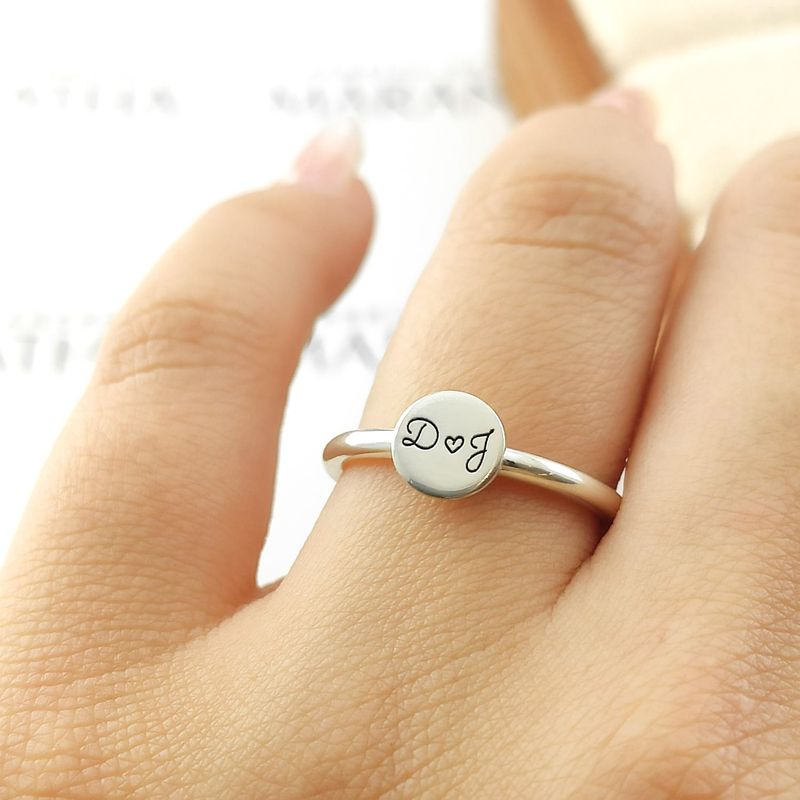 Anel Eternity Com Aro Cilíndrico e Chapa Redonda Com Duas Iniciais