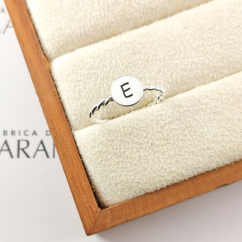 Anel Eternity Com Aro Trançado e Chapa Redonda Com Letra