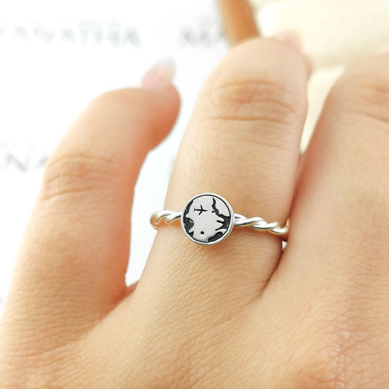 Anel Eternity Com Aro Trançado e Chapa Redonda Com Mapa Mundi e Avião