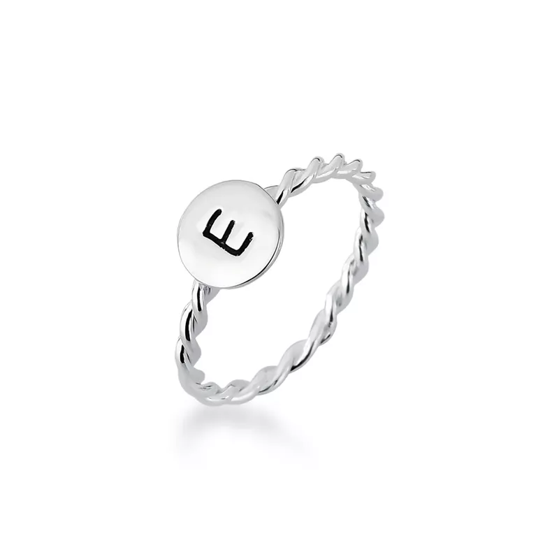 Anel Eternity Com Aro Trançado e Chapa Redonda Com Letra